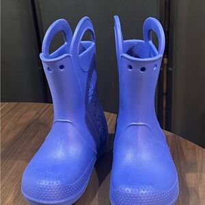 crocs blue rain boots in good condition like new